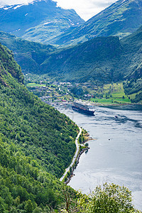 峡湾Geirangerfjord与渡船,Ornesvingen观赏点,挪威旅行目的地峡湾吉兰格峡湾与渡船,挪威图片