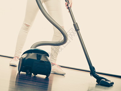 家庭清洁工具设备,内务职责女人的腿吸尘器女人的腿吸尘器背景图片