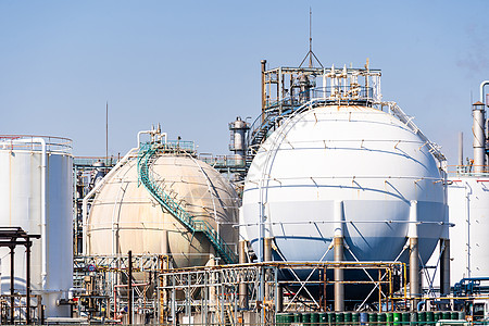 位于日本东京附近的川崎市的化工厂,拥气体储存管道结构,烟气来自烟囱图片
