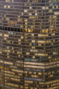 晚工作的城市,商业中心办公楼的窗口立夜间,纽约,美国图片