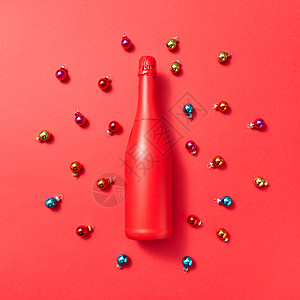 创意图案红色油漆模拟瓶红色背景上覆盖彩色璃新球与问候节日卡片节日作文红色彩绘模型瓶基督马克背景背景图片