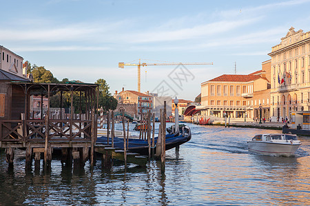 威尼斯欧洲受欢迎的旅游目的地美丽的大运河景观与贡多拉斯彩色的老中世纪建筑立威尼斯的大运河图片