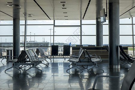 机场的空厅,舒适的椅子等待出发旅行运输当代机场大厅内部空椅子图片
