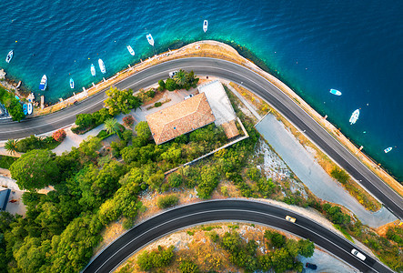 鸟瞰道路,船只游艇水中,建筑物日落春天五颜六色的景观,汽车道路,海岸,港口,绿树夏天克罗地亚高速公路的顶部视图片