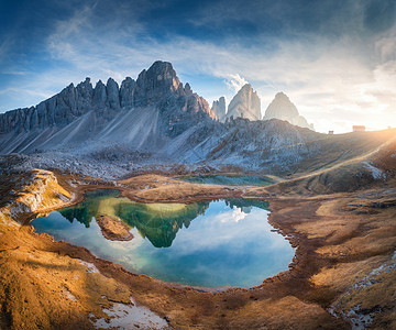 鸟瞰美丽的岩石,山湖,倒影水房子山上日落秋天的风景山,蓝天阳光意大利白云石意大利阿尔卑斯山的顶级景观背景图片