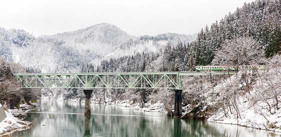 火车冬季景观雪桥上图片