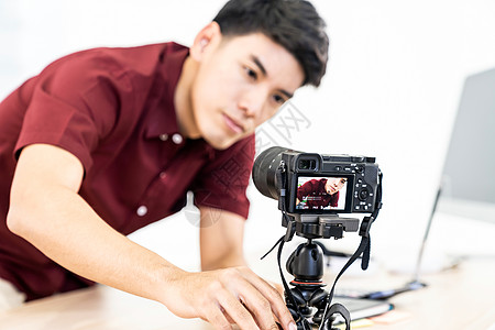 轻的亚洲男博主相机,家里录制vlog视频教程它博客博客,社交媒体爱好广播,线学课程的专注于相机图片