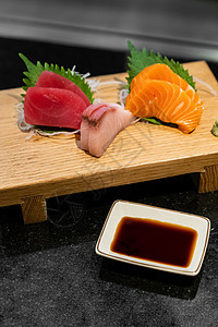 刺身传统日本料理,新鲜生鲑鱼金鱼鲈鱼图片