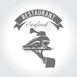 餐厅,咖啡馆海鲜,鱼菜单鲟鱼他手里的盘子上给侍者图片