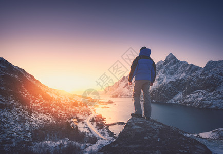人类站在山顶上与雪对峙图片