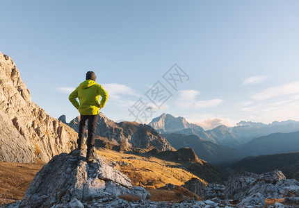 高山上徒步旅行图片