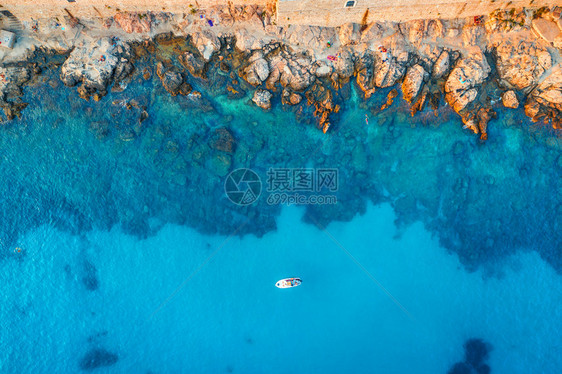 海滩与石头和岩的空中观察夏季日落时在亚得里海中独有船只在透明的蓝水中游艇顶层观察游艇以croati为背景自然带海洋的风景图片