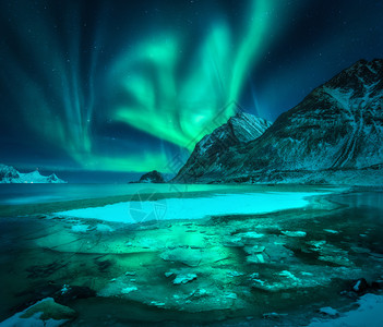 美丽星空北光冬季风景极光水中的冰雪星空和极光背景
