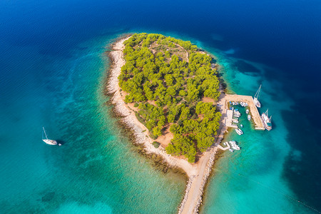 夏日阳光明媚的海湾中美丽小岛空中景象图片