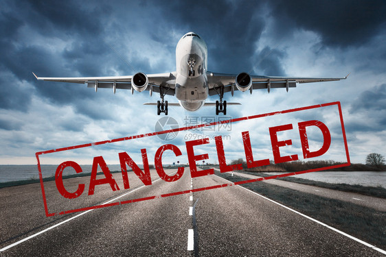取消在欧洲和usa机场的航班旅行假期因冠状流行而取消飞客机和跑道航班取消带文本的飞机covid19图片