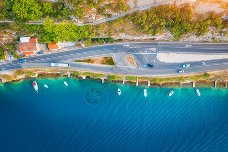 夏季日落时海湾旁美丽的风景图片