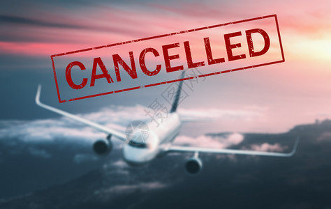 取消在欧洲和usa机场的航班旅行假期取消因为流行的冠状飞行客机取消飞行模糊的机与文本covid19图片