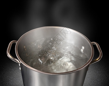 烹调厨房锅里的开水作为煮饭或做和消毒的象征被污染自来水消毒以获得黑底的纯净健康饮用水设计图片
