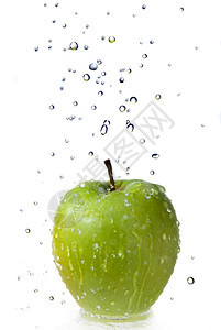 绿苹果上的清水滴图片