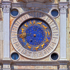 圣马可广场的黄葡萄酒昏的时钟图片