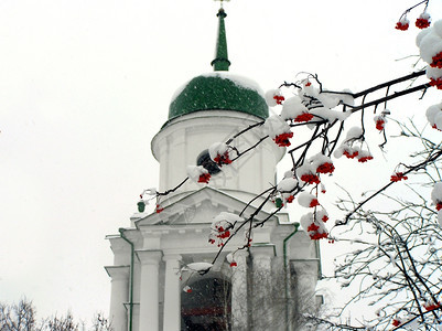 在雪中与教堂对决图片
