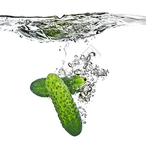 绿黄瓜掉入白的孤立水中图片