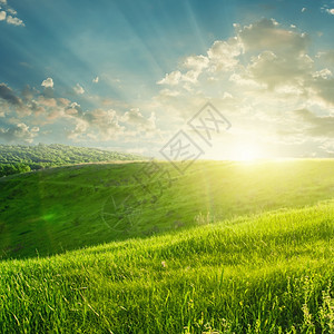 日落时的夏风景绿地和美丽的云日落时风景图片
