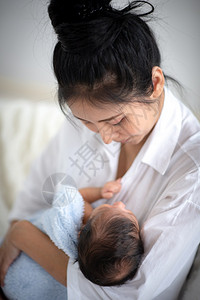 怀抱婴儿的少女图片