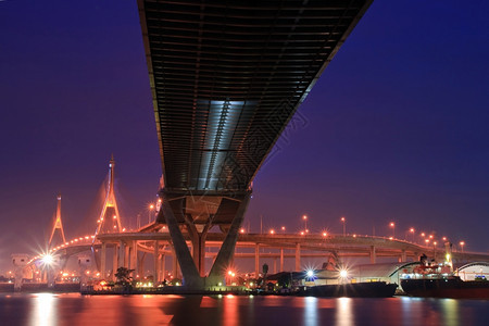 横跨港口的桥梁图片