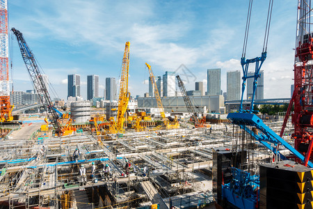 日本东京大型建筑工地起重机图片