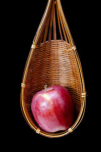 红苹果在一个木篮子中图片