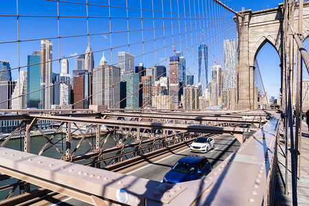 来自布鲁克林桥的摩天大楼搭乘交通车辆在纽约新州市奈克搭乘交通车图片