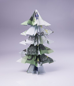 圣诞树木纸条由欧元钞票制成图片