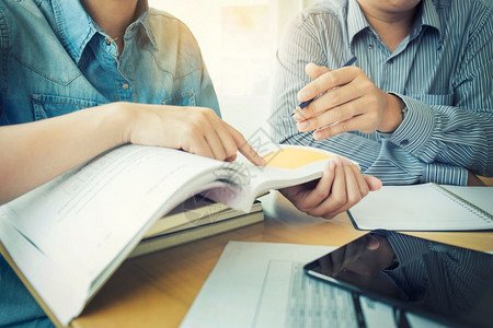 青年学生校园帮助朋友学习辅导教育和学校概念图片