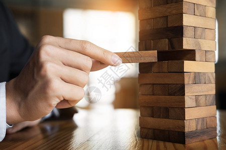 商业概念人和保险在塔上设木块等规划风险和财富战略图片