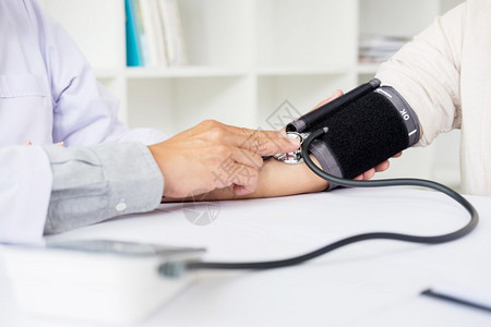 保健医院和学概念医生和病人测量血压图片