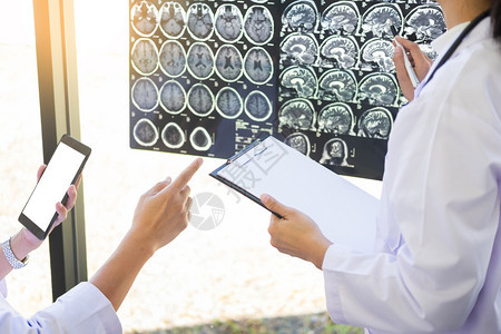 两名医生分析X光扫描片考虑解决方法背景图片