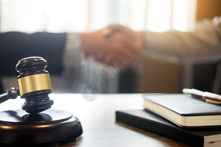 在法庭背景律师服务概念方面提供咨询后法官和客户握手背景图片