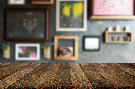 棕色木制桌和咖啡店或餐馆背景模糊带有bokeh图像用于相片补装或产品显示图片