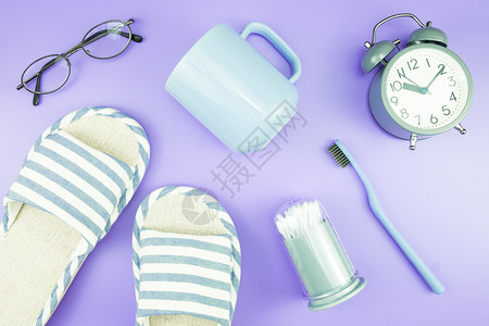 蓝紫和概念下的牙刷眼镜毛巾和拖鞋顶视图图片