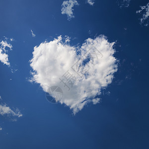 蓝色天空中的心形白云图片
