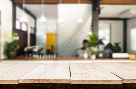 选中的空棕色木制桌和咖啡店或餐馆背景模糊带有bokeh图像用于您的相片补装或产品显示图片