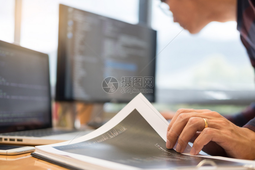 在办公室软件开发司从事台式电脑编程代码技术或网站设计工作的编程员图片