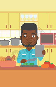 按照网上教程在厨房做蔬菜沙拉的男人图片