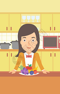 厨房里站在餐桌水果拼盘前的女人图片
