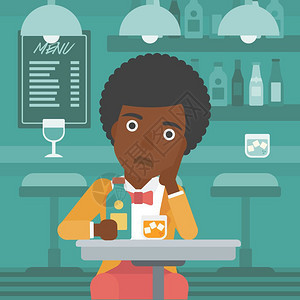 坐在酒吧喝酒的悲伤非裔女子图片