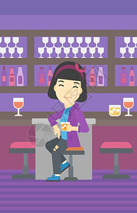 一位坐在酒吧柜台喝鸡尾酒的女人图片