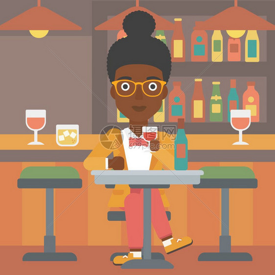 在酒吧喝酒的非裔女子图片