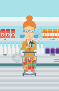 懒人手机支架在超市满载产品并持有计算器的女顾客矢量图插画