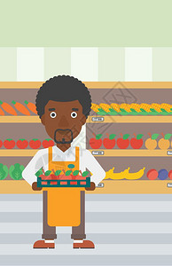 在超市货架旁端着一盘苹果的非裔员工矢量图图片